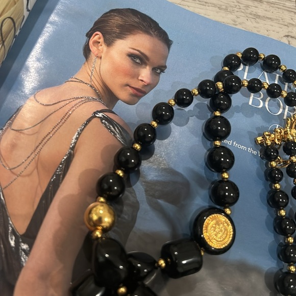 Vintage Liz Claiborne Black Plastic Gold Tone Beaded Necklace Classic Logo - Picture 6 of 8